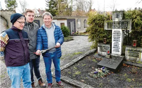  ?? Foto: Silvio Wyszengrad ?? Gerhard Roth (von links), Daniel Kettemer und Herbert Wörner wollen sich um das Wessels Grab kümmern.