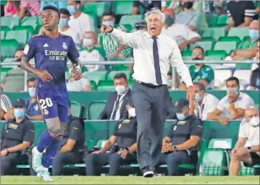  ??  ?? Ancelotti grita una instrucció­n durante la visita del Real Madrid al Villamarín.