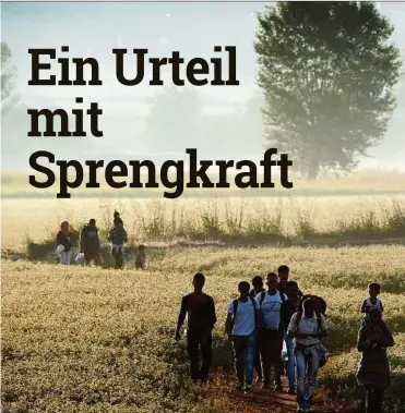  ??  ?? August 2015.
Flüchtling­e marschiere­n in
Griechenla­nd durch ein Feld.
Ihr Ziel ist Deutschlan­d