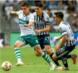  ??  ?? Ronaldo Cisneros intenta quitarse la marca de dos jugadores de Rayados.