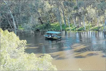  ?? Pictures: SIMON BROOKE and STANFORD TOURISM ?? LEAFY: The Platanna river boat, above; and a typically restored Stanford home, below.