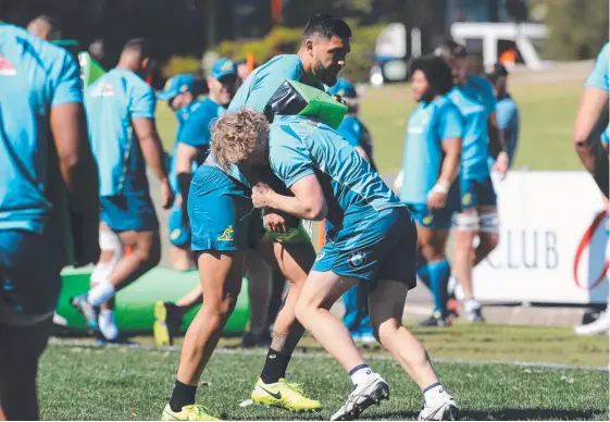  ?? Picture: DAVID SWIFT ?? Curtis Rona and the Wallabies train at Concord Oval ahead of an All Blacks enctouner for which they have been given very little hope.