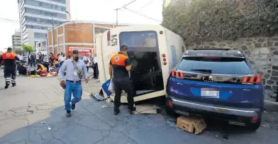  ?? / FOTOS ERIK GUZMÁN ?? El chofer de la Ruta C76 fue llevado a un hospital bajo custodia policial