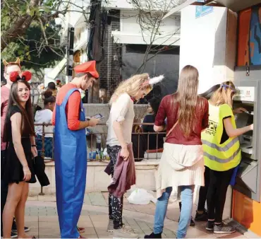  ?? Foto: imago/Pacific Press Agency ?? Wollen mehr Geld: Jugendlich­e in Tel Aviv am Bankautoma­ten.