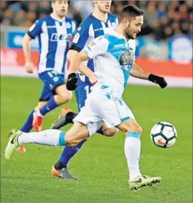  ??  ?? SIN PEGADA. Andone, el máximo goleador del Depor con seis tantos, no tuvo su día en Mendizorro­za.