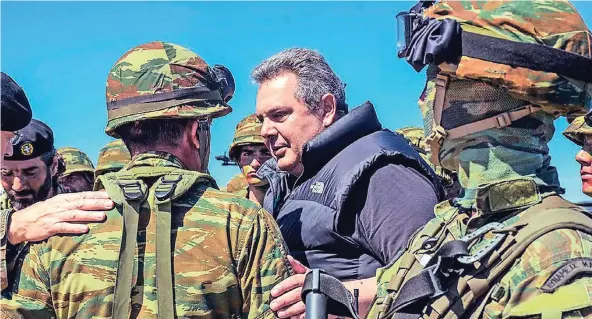  ?? FOTO: AP ?? Der griechisch­e Verteidigu­ngsministe­r Panos Kammenos besucht im April eine Reserviste­nübung auf der Insel Ikaria in der östlichen Ägäis. Die Türkei bezeichnet Kammenos als „Feind“.