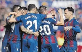  ?? EFE ?? Los jugadores del Levante celebran un tanto en un partido del pasado febrero.