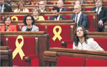  ??  ?? Carles Puigdemont Podrška Konstituir­ajuća sjednica katalonsko­g parlamenta – označena su mjesta zastupnika koji su i bijegu ili u zatvoru