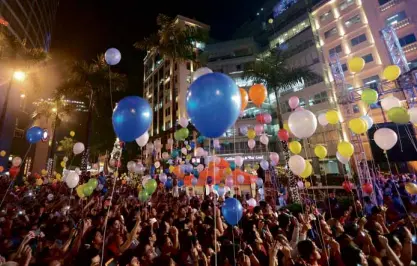  ?? MARIANNE BERMUDEZ ?? NEW YEAR WISHES Revelers gather at the Eastwood Open Park in Libis, Quezon City, where they release thousands of balloons carrying their wishes for the New Year.