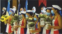  ??  ?? Les majorettes ont reçu un bouquet de fleurs en remercieme­nts de leur participat­ion lors du défilé.