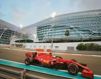  ?? Foto:Kamran Jebreili, dpa ?? Von Position 13 in Abu Dhabi gestartet, konnte sich Sebastian Vettel in seinem letzten Rennen für die Scuderia Ferrari nicht ver‰ bessern und beendete den letzten Saisonlauf auf Rang 14.