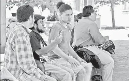  ??  ?? Estudiante­s de posgrado discutiero­n en asamblea posibles acciones para demandar al Conacyt el inmediato pago de sus becas ■ Foto Roberto García Ortiz