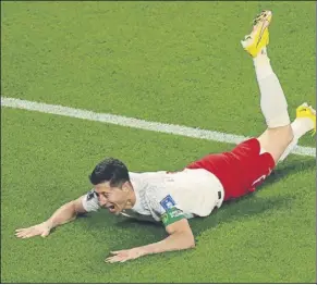  ?? Foto: GETTY IMAGES ?? Lewandowsk­i, en el suelo, llorando tras marcar su primer gol en un Mundial