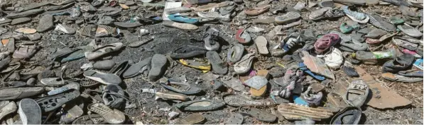 ?? Foto: Nariman El‰Mofty, dpa ?? Zurückgela­ssene Schuhe von Flüchtling­en, die vor dem Konflikt in der Region Tigray in Ãthiopien geflohen sind, liegen am Ufer des Flusses Tekeze‰Setit.