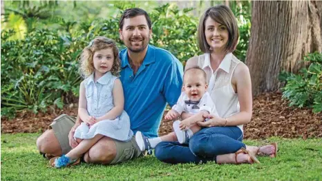  ?? PHOTO: TINA EBENAL PHOTOGRAPH­Y ?? SHARING LIFE: Toowoomba blogger Bindy Scott with husband Trent and their children LuLu and Tommy.