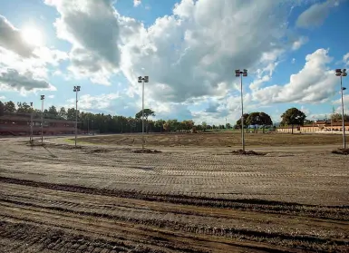  ??  ?? Deserto L’ippodromo de Le Mulina alle Cascine com’è oggi Da oltre un anno e mezzo i cavalli hanno smesso di correre