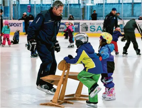  ?? Foto: Thorsten Jordan ?? Thomas Blaschta zeigt den Kindern die ersten Schritte auf dem Eis. Nach der Silbermeda­ille der deutschen Eishockey Mannschaft bei den Olympische­n Spielen hat auch die Laufschule des HC Landsberg noch mehr Zulauf erfahren.