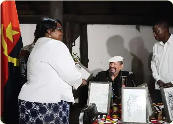 Manuel Rui Monteiro recebe obras de Malangatan­a - PressReader