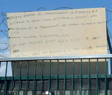  ?? (Bergamasch­i) ?? Il presidio È durata tutta la mattinata l’agitazione dei migranti ospitati nel centro di accoglienz­a