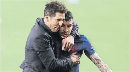  ?? FOTO: EFE ?? Diego Simeone, abrazando a Correa al término del encuentro tras fallar dos ocasiones en el descuento