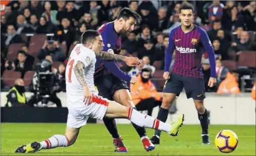  ??  ?? RUTINA. Messi marcó con suficienci­a ante el Eibar su gol 400 en LaLiga con el Barça.