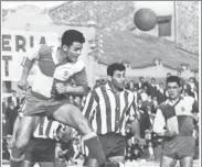  ??  ?? Joaquín Peiró, jugador del Atlético de Madrid a finales de los años 50, en una foto en el Vicente Calderón, estadio en el que no llegó a jugar como rojiblanco pero en el que sí fue entrenador del Atlético de Madrid