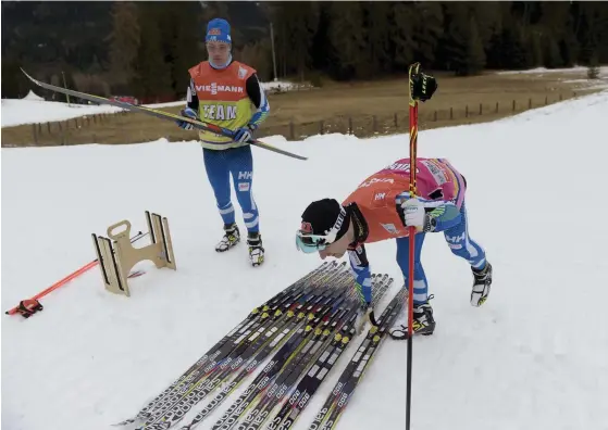  ?? FOTO: MARTTI KAINULAINE­N/LEHTIKUVA ?? Teemu Lemmettylä (t.v.) och Veli-Matti Niskanen testar skidor för landslaget.