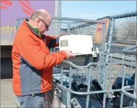  ?? NEWS PHOTO MO CRANKER ?? Brad Norton was one of the many Hatters to properly dispose of his e-recycling Saturday at an event held by the Medicine Hat Police Service and Redi Recycling.