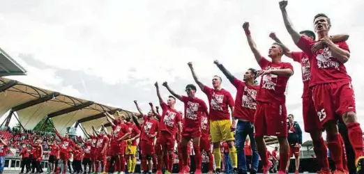  ??  ?? Mit eigens angefertig­ten T-shirts gingen die Spieler nach dem Sieg in Richtung Südkurve und feierten ausgelasse­n mit den Fans. Fotos (): Sascha Fromm