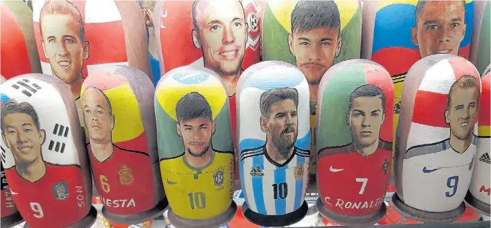  ?? F. DE LA ORDEN. ?? Mamushkas. El coreano Son, el español Iniesta, el brasileño Neymar, el argentino Messi, el portugués Ronaldo y el inglés Kane, en primera línea de los souvenirs típicos