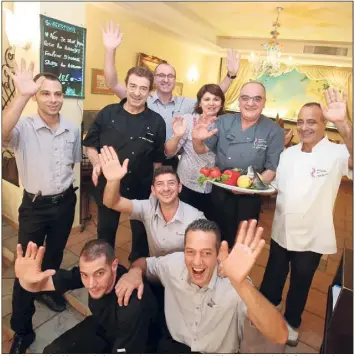  ?? (Photo Franck Fernandes) ?? Gérard Mansi (en blouse grise) avec son épouse Agnès et toute l’équipe qui va vivre la fermeture du restaurant, samedi.