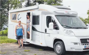  ?? SZ-FOTO: PRANDL ?? Detlef und Sabine Bernsdorf haben mit ihrem Wohnmobil in Ehingen Halt gemacht.