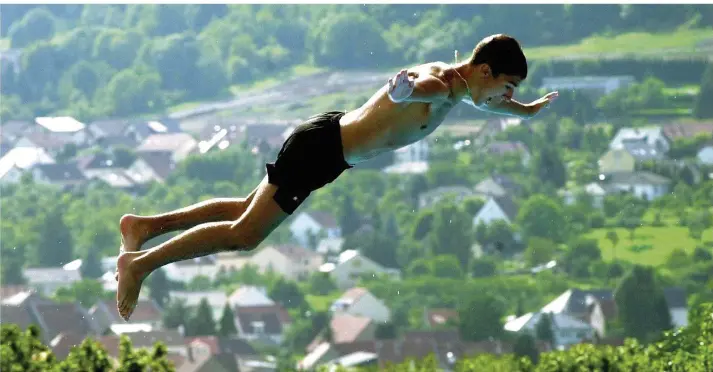  ?? FOTO: ULI BARBIAN ?? Scheinbar weit über den Häusern in der flirrenden Hitze – im Anflug auf das kühle Blau des Kleinblitt­ersdorfer Freibades.