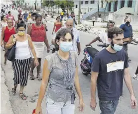  ?? ALEXANDRE MENEGHINI / REUTERS ?? Indignació­n Amelia Calzadilla camina, ayer, por una calle de La Habana. ▷