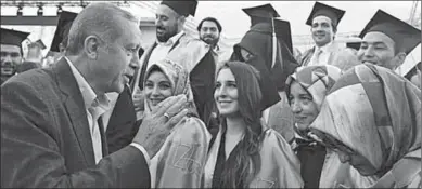  ??  ?? Erdogan in gesprek met de studenten van de Universite­it van Sabahattin Zaim. (The Telegraph)