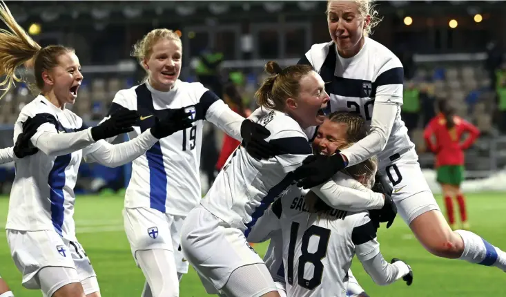  ?? FOTO: EMMI KORHONEN/LEHTIKUVA ?? De finländska spelarna jublar efter att Linda Sällström satt målet som tog laget till EM-slutspelet.