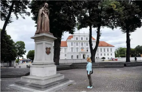  ?? Fotos: nd/Ulli Winkler ?? Während das Oranienbur­ger Schloss mit dem Denkmal der Kurfürstin Luise Henriette für Heimatverb­undenheit steht ...