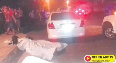  ??  ?? El cadáver del letrado yace detrás de su automóvil Toyota Allion, cubierto con una sábana mortuoria.