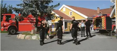  ??  ?? STORT OPPBUD: Det var mange politie,- ambualse, og brannfolk til stede under brannen på Berge gård onsdag.