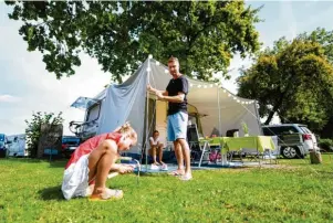  ?? Foto: Tobias Hase/tmn ?? Nicht erst seit Corona im Trend: Wie wäre es in diesem Jahr mal mit Camping  Urlaub für ganze Familie?