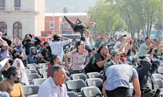  ?? WENDY LAZCANO ?? La afición
se reunió para ver el partido en el centro de la ciudad