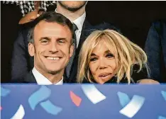  ?? Foto: Matthieu Mirville, dpa ?? Emmanuel Macron und seine Frau Brigitte beim französisc­hen Fußball-Pokalendsp­iel.