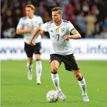  ?? Foto: Matthias Koch, imago ?? Besitzt Talent und Eleganz: Julian Draxler beim 1:1 in Kopenhagen gegen Dänemark.