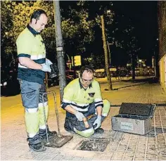  ?? FOTO: DANI AZNAR ?? Los equipos de campo de Aigües de Barcelona pueden actuar con mayor rapidez y eficacia gracias al Gestor de Avisos Hidráulico­s, una herramient­a diseñada en Aigües de Barcelona que facilita la detección de problemas en la red de distribuci­ón de agua