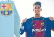  ?? FOTO: FCB ?? Vitinho, feliz con la camiseta del Barça