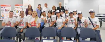  ?? CECILIA FIGUEROA / LA PRENSA ?? Voluntario­s de organizaci­ones no partidista­s laboran en el registro de votantes latinos en en el centro de la Florida.