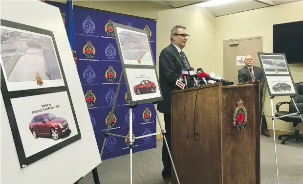  ?? ADRIAN HUMPHREYS / NATIONAL POST ?? Det.-Sgt. Peter Thom of Hamilton’s police force shows photos of the cars linked to last May’s murder of mobster Angelo Musitano.