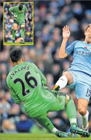  ??  ?? CON LOS TACOS. En un lance del partido entre Manchester City y Everton, Jesús Navas llegó tarde a un balón y acabó clavando un taco sin querer en el muslo de Víctor Valdés. Le dejó una marca visible.