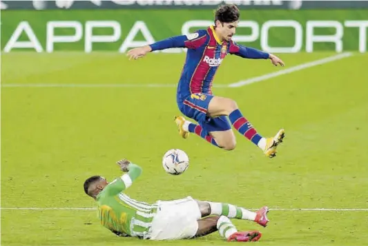  ?? Cristina Quicler / AFP ?? Francisco Trincâo intenta esquivar una entrada de Emerson Royal en el partido del domingo frente al Betis.