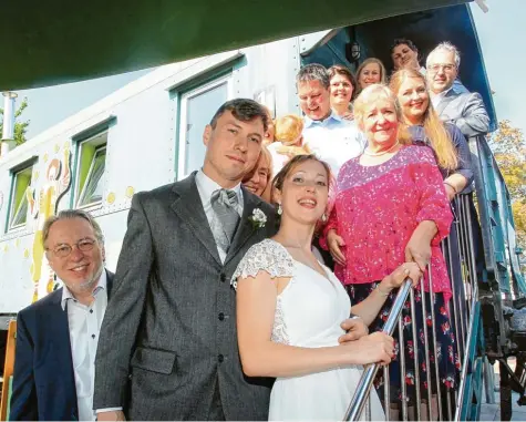  ??  ?? Manuel Greif und Diana Greif-leschiner feiern ihre Hochzeit mit Familien und Freunden im Eisenbahnw­aggon vor dem Mcdonald’s in Stadtberge­n.Foto: Annette Zoepf